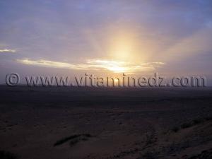 Lever de Soleil, Oasis de Tala, véritable havre de paix, en 2006 le bitume n\'y arrivait pas encore