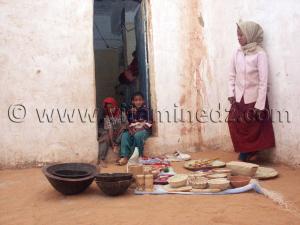 Petite vendeuses d\'artisanat , Oasis de Tala, véritable havre de paix, en 2006 le bitume n\'y arrivait pas encore