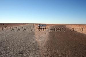 Route Nationale 1 venant d\'El Golea (Menia) à droite Timimoun, Tout droit Ain Salah