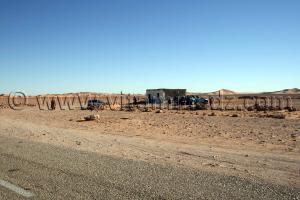 Café relai (carburant) au milieu de nulle part Route de Timimoun vers El Golea (Menia)