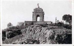 Constantine - Jeux dangereux au Monument aux morts