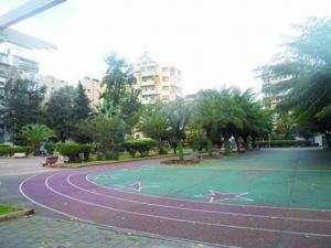 Oran - Jardin de la rue Khémisti:  Un bel espace vert qui se fait discret !