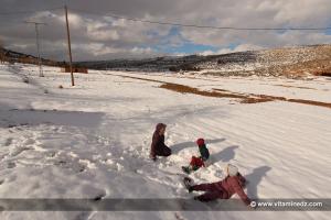 Tlemcen enfants jouant dans la neige sur les hauteurs de Tirni