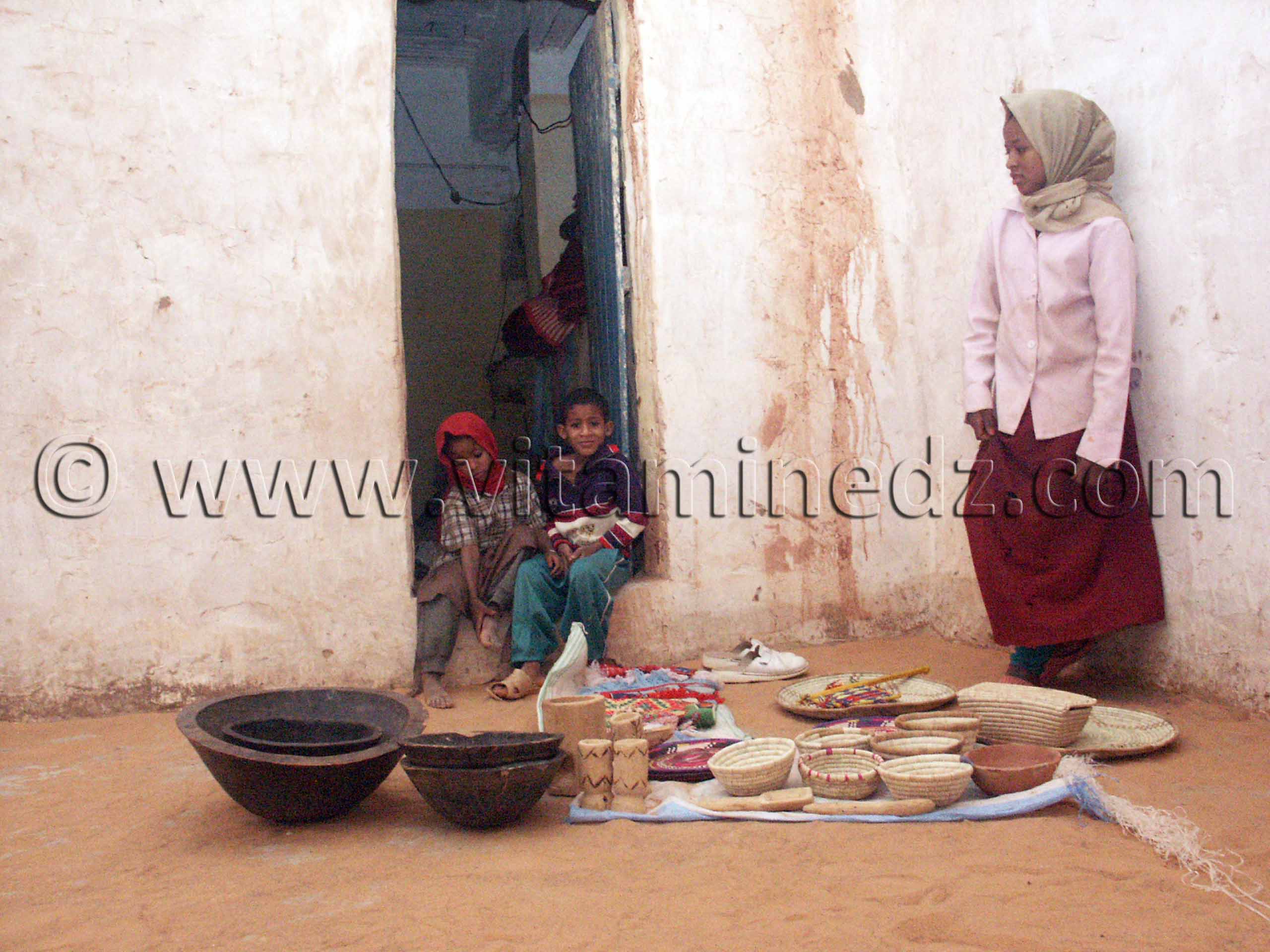 Petite vendeuses d'artisanat , Oasis de Tala, véritable havre de paix, en 2006 le bitume n'y arrivait pas encore