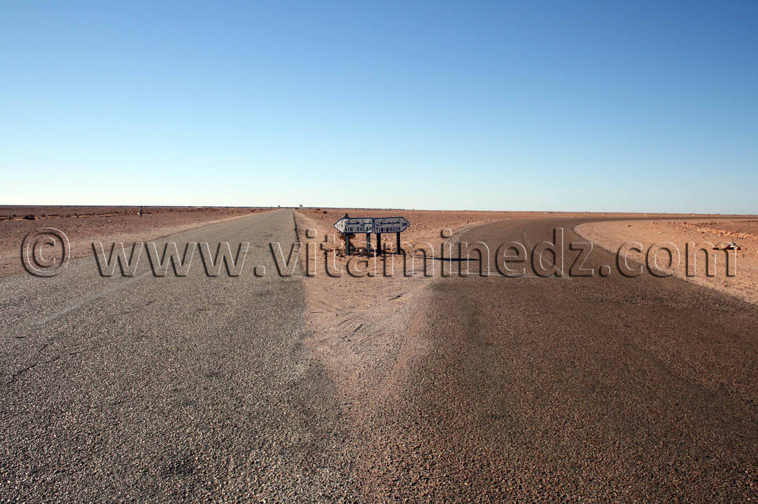 Route Nationale 1 venant d'El Golea (Menia) à droite Timimoun, Tout droit Ain Salah