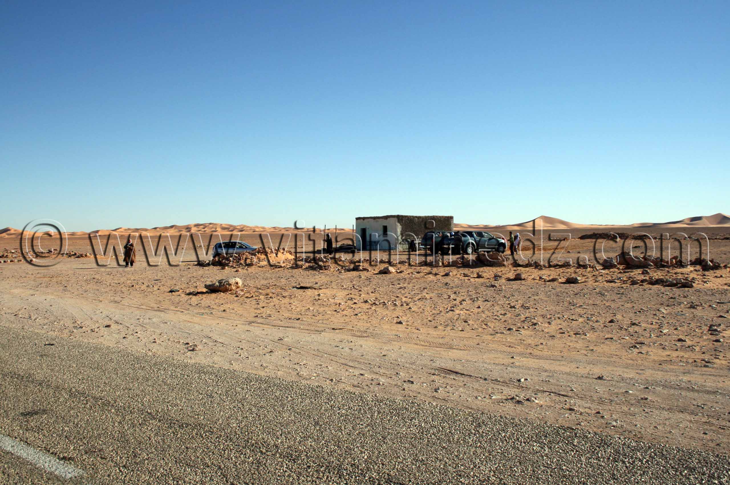 Café relai (carburant) au milieu de nulle part Route de Timimoun vers El Golea (Menia)