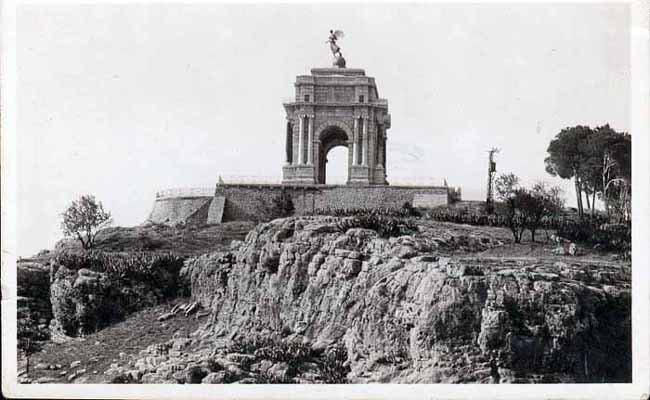 Constantine - Jeux dangereux au Monument aux morts