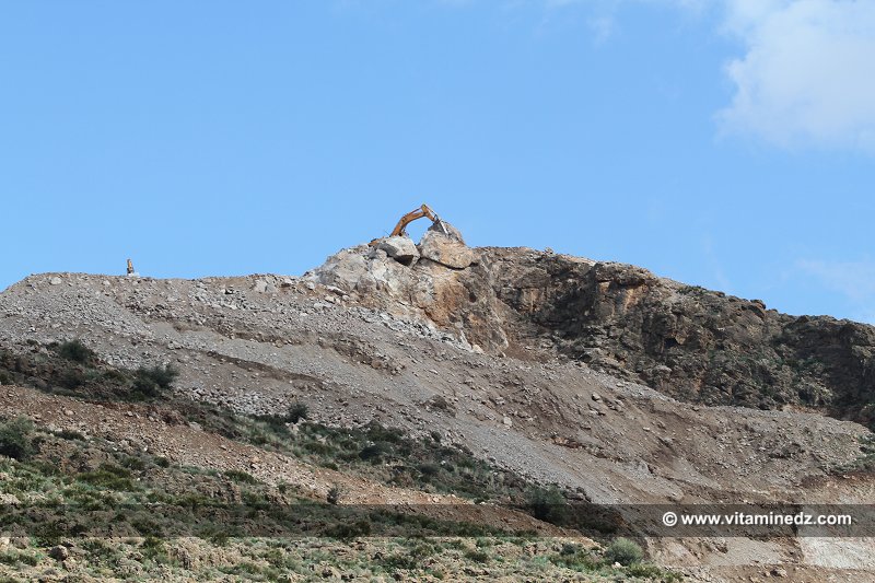 Tlemcen Brise roche sur une montagne d'El Mdig pour construire des chemins de fer