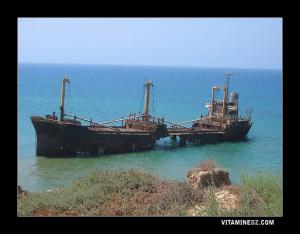 Photos de Mostaganem, une épave restée figée