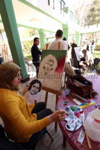 Etudiants des Beaux arts de Tlemcen, peinture de portraits de chouhadas, à la maison de la culture Abdelkader Alloula.