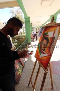 Etudiants des Beaux arts de Tlemcen, peinture de portraits de chouhadas, à la maison de la culture Abdelkader Alloula.