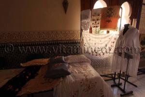 Travail artisanal Tlemcen, Couture, Peinture sur Soie, Peinture sur verre et céramique
