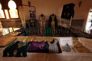 Travail artisanal Tlemcen, Couture, Peinture sur Soie, Peinture sur verre et céramique