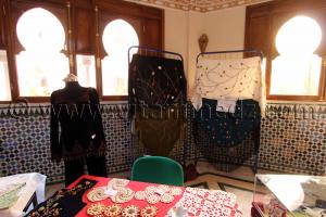 Travail artisanal Tlemcen, Couture, Peinture sur Soie, Peinture sur verre et céramique