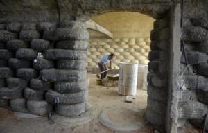 Planète - Colombie: des «igloos» antisismiques construits avec des pneus usagés