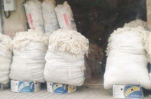 Arrêt sur image - Vu à Souk-Ahras:  La plus récente salle de cinéma de Souk-Ahras transformée en échoppe où se vend de la laine de mouton en vrac