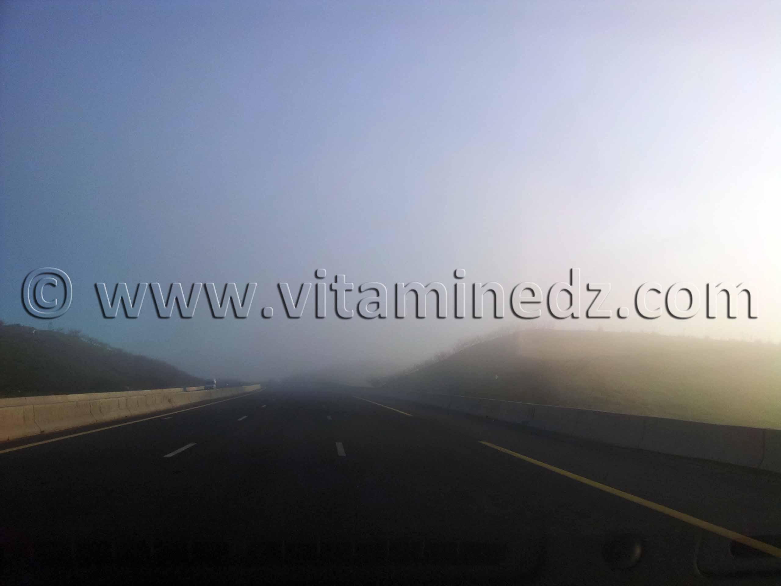 Autoroute Est Ouest dans le brouillard