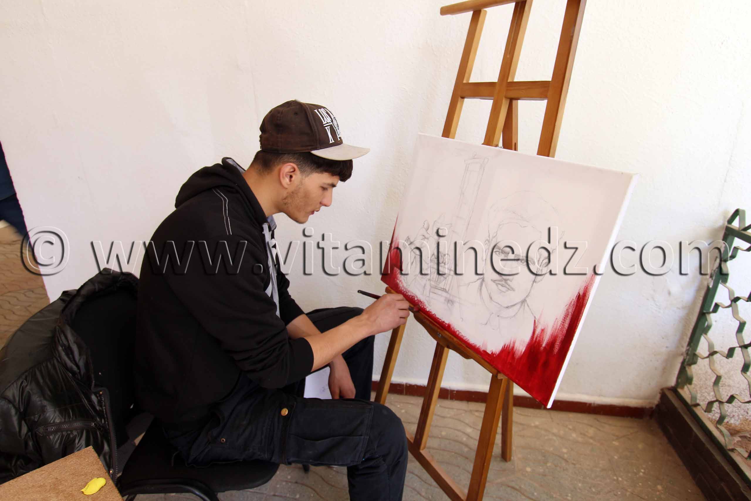 Etudiants des Beaux arts de Tlemcen, peinture de portraits de chouhadas, à la maison de la culture Abdelkader Alloula.