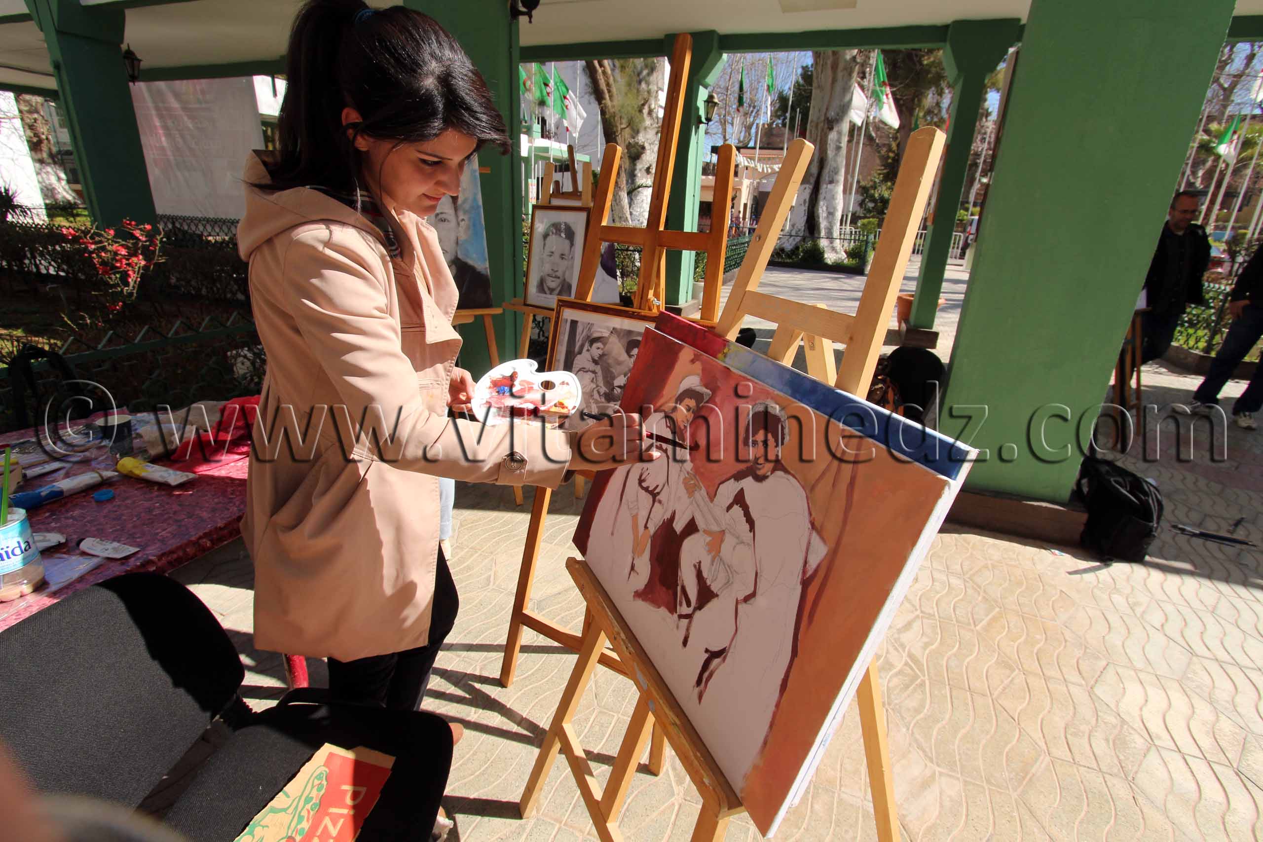 Etudiants des Beaux arts de Tlemcen, peinture de portraits de chouhadas, à la maison de la culture Abdelkader Alloula.