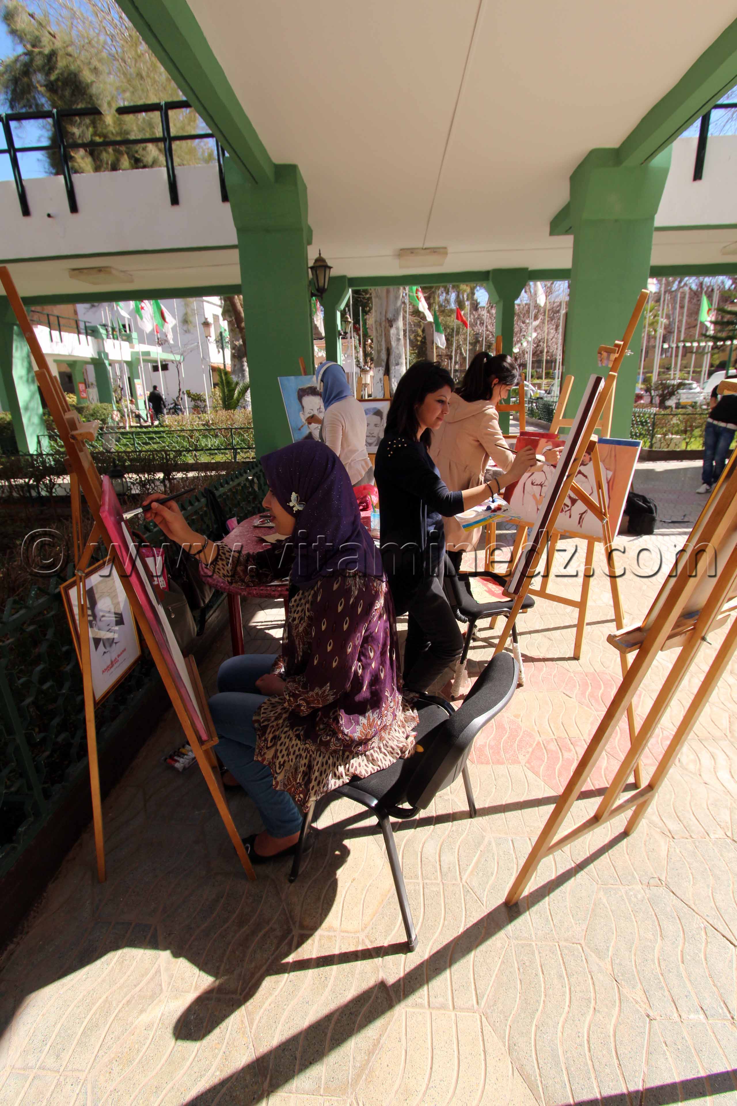 Etudiants des Beaux arts de Tlemcen, peinture de portraits de chouhadas, à la maison de la culture Abdelkader Alloula.