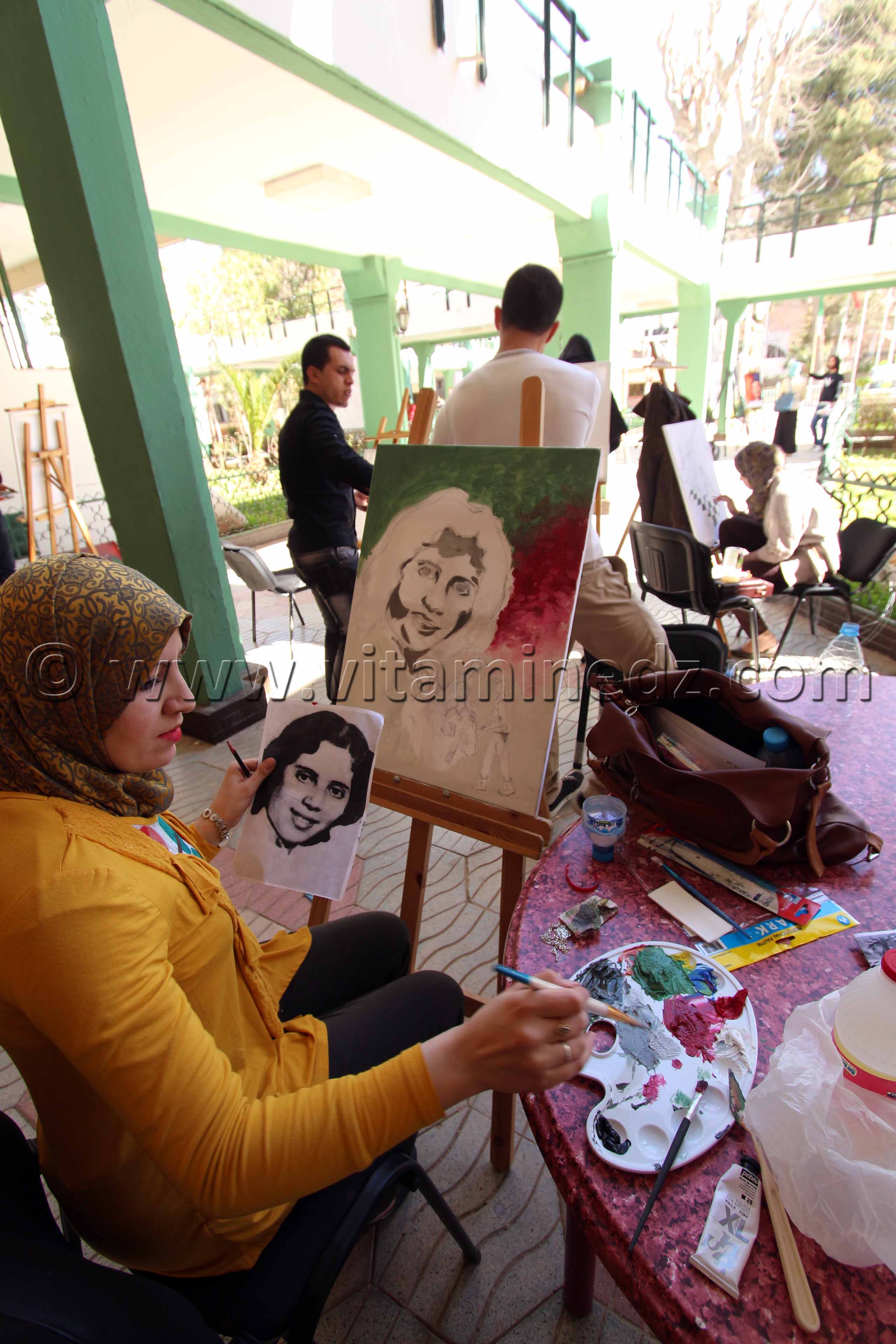 Etudiants des Beaux arts de Tlemcen, peinture de portraits de chouhadas, à la maison de la culture Abdelkader Alloula.