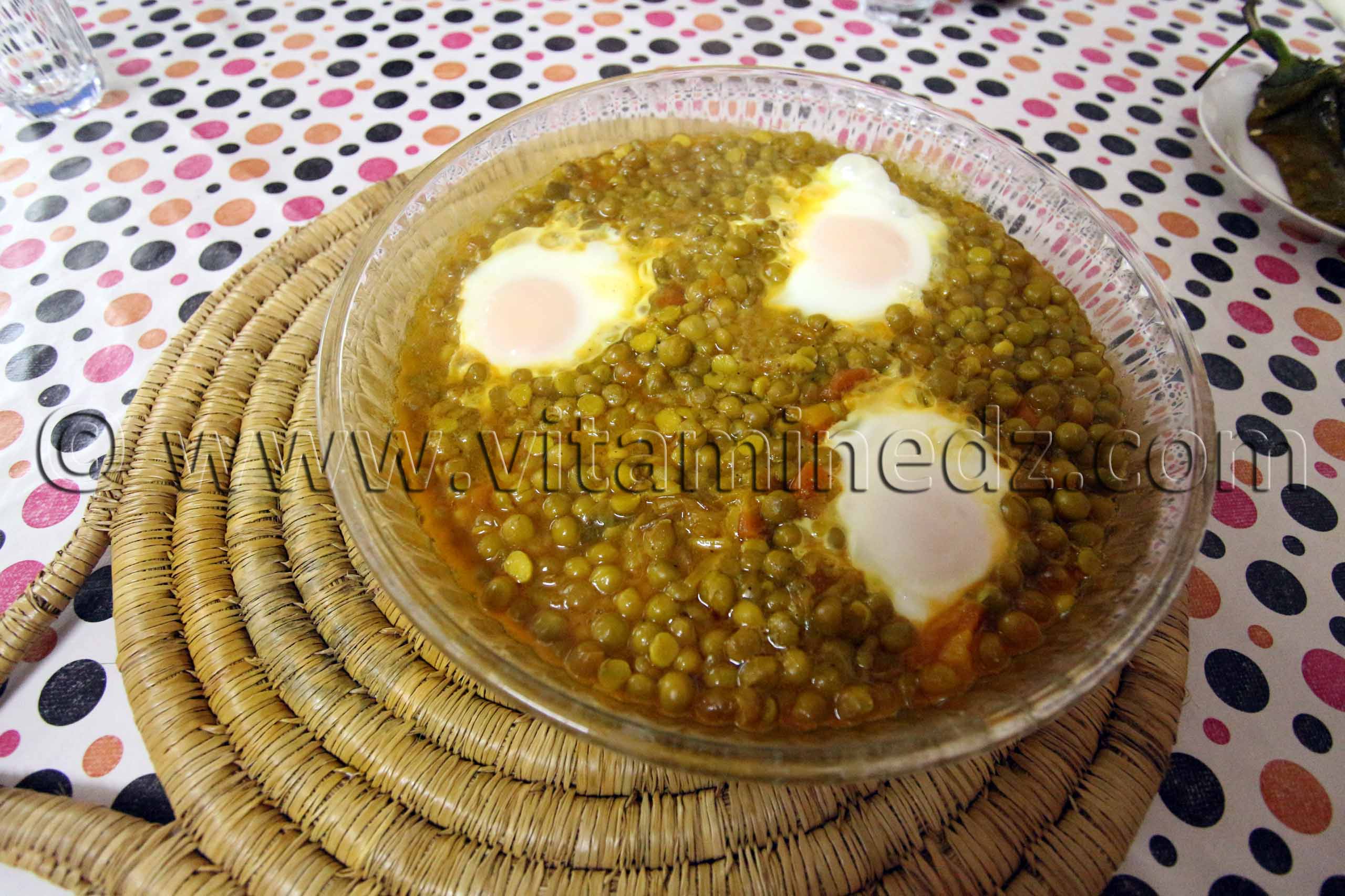 Mkhetter  Oeufs cuits dans de la sauce de Petits pois