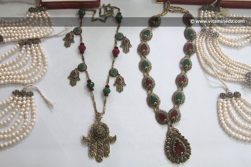 el djowhar (collier de perles) ; el khorsa (anneaux en or) ou encore el hazama (ceinture)
