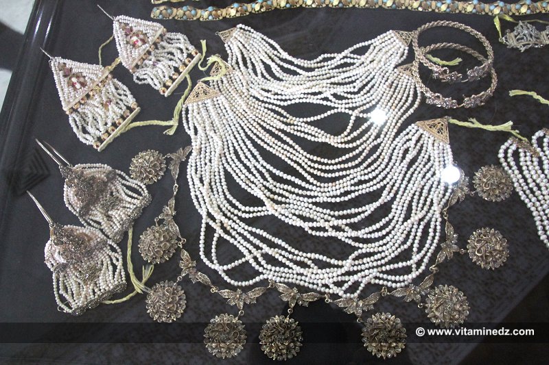 Tlemcen Bijoux  el djowhar (collier de perles) ; el khorsa (anneaux en or) ou encore el hazama (ceinture)