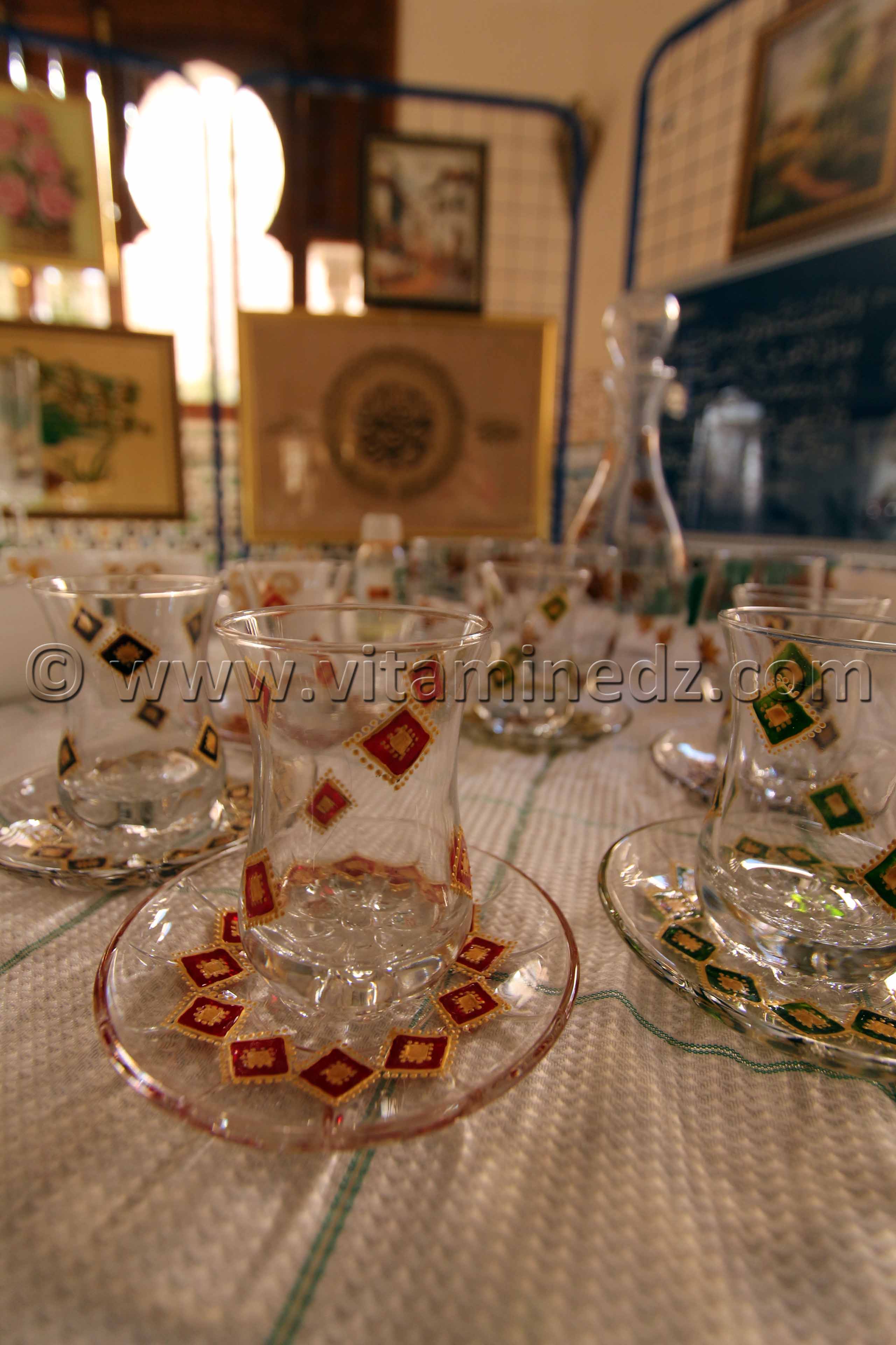 Travail artisanal Tlemcen, Couture, Peinture sur Soie, Peinture sur verre et céramique