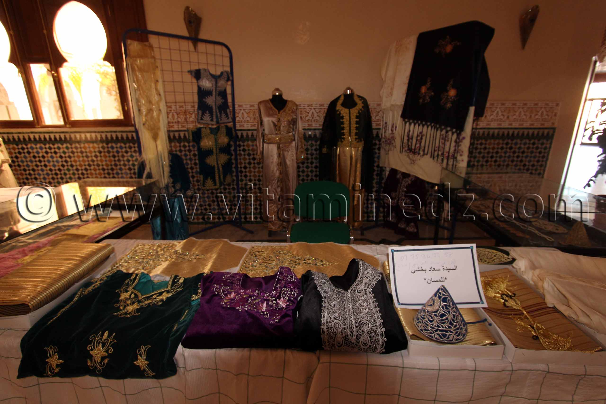 Travail artisanal Tlemcen, Couture, Peinture sur Soie, Peinture sur verre et céramique