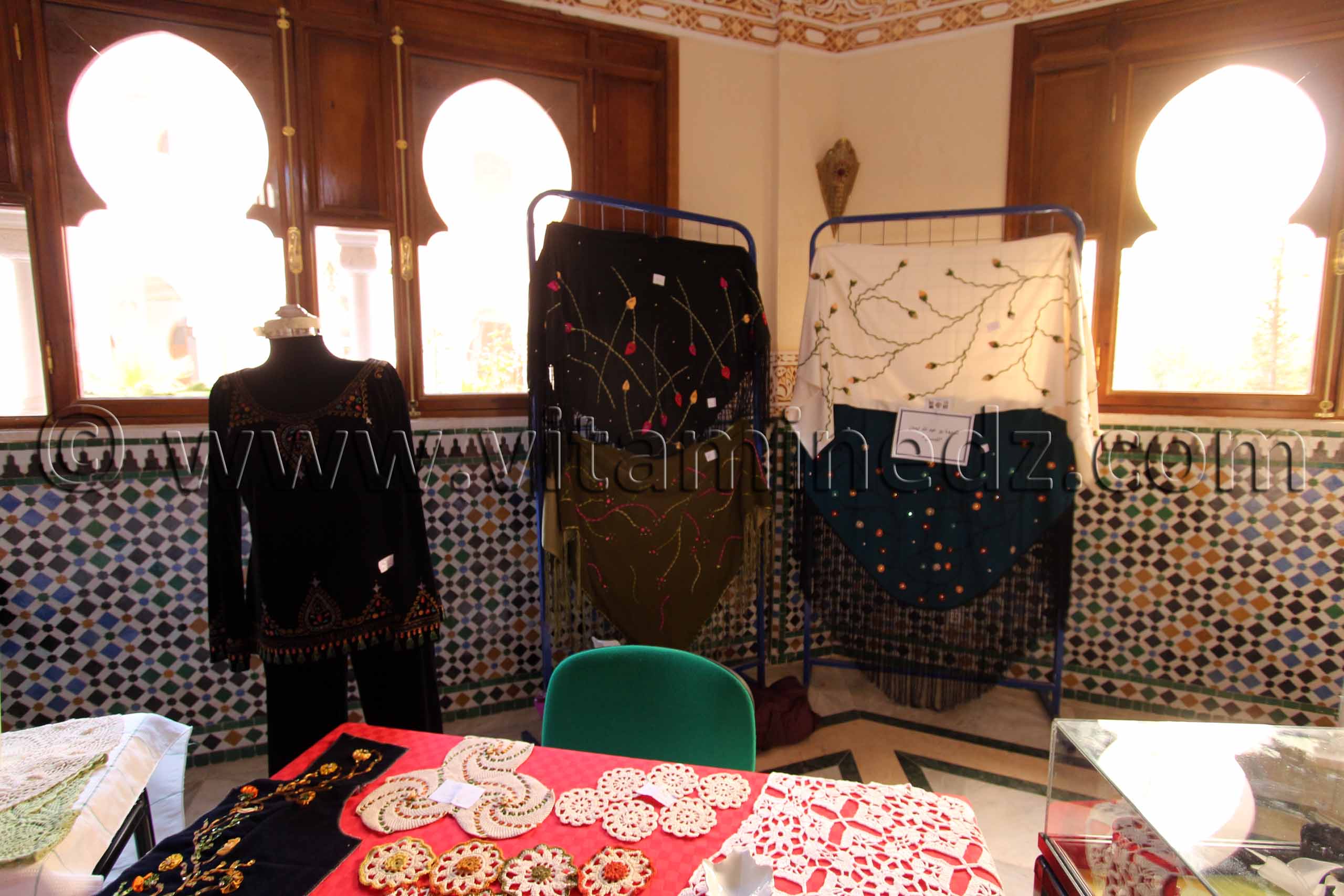 Travail artisanal Tlemcen, Couture, Peinture sur Soie, Peinture sur verre et céramique