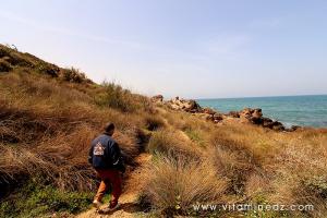 Notre guide nous menant vers La nécropole phénicienne de Ténes (W. Chlef) tombeaux creusés dans la roche