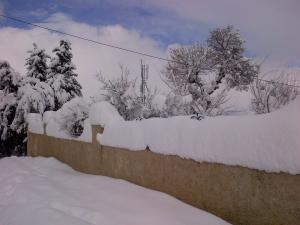 Le village sous la neige - la mur d'un des 3 cimetières du village