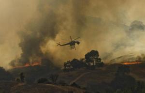 Planète - Los Angeles menacée par des incendies de broussailles, des habitants évacués