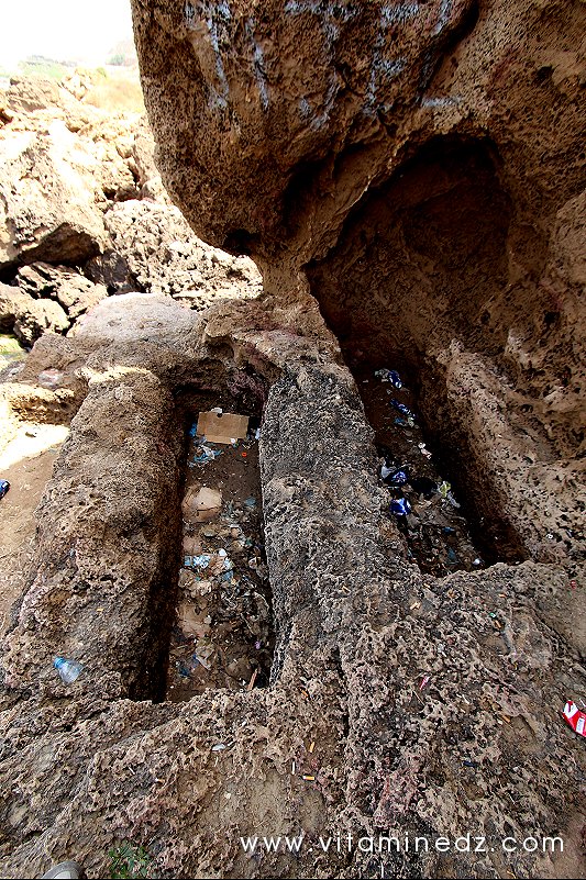 Tombeaux creusés dans la roche dans la nécropole phénicienne de Ténes (W. Chlef)