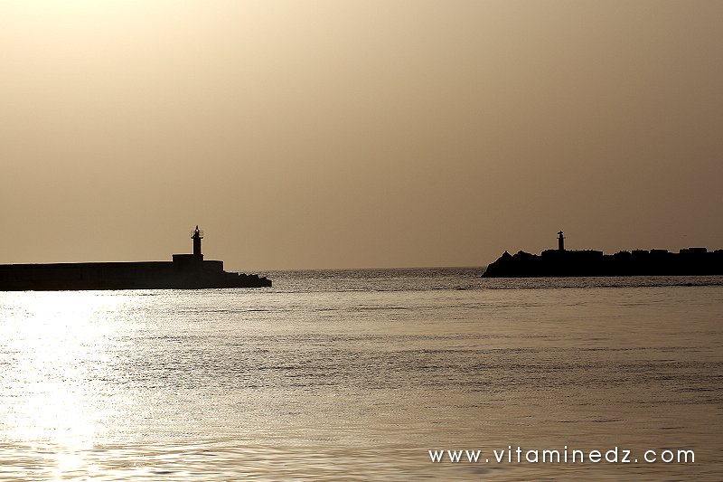Les 2 Darses avec balise au Port de pêche à Tenes (W. Chlef)