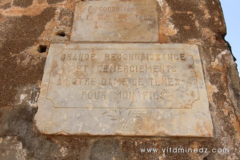 Gravure de remerciements à Notre Dame de Tenes (W. Chlef) et l'ancienne église de Chlef, aujourd'hui mosquée.