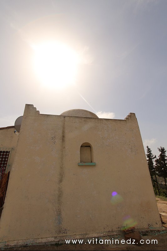 Mqam Sidi Abdelkader Al Djillani à Tenes supplombant la ville et ou la vue est imprenable.