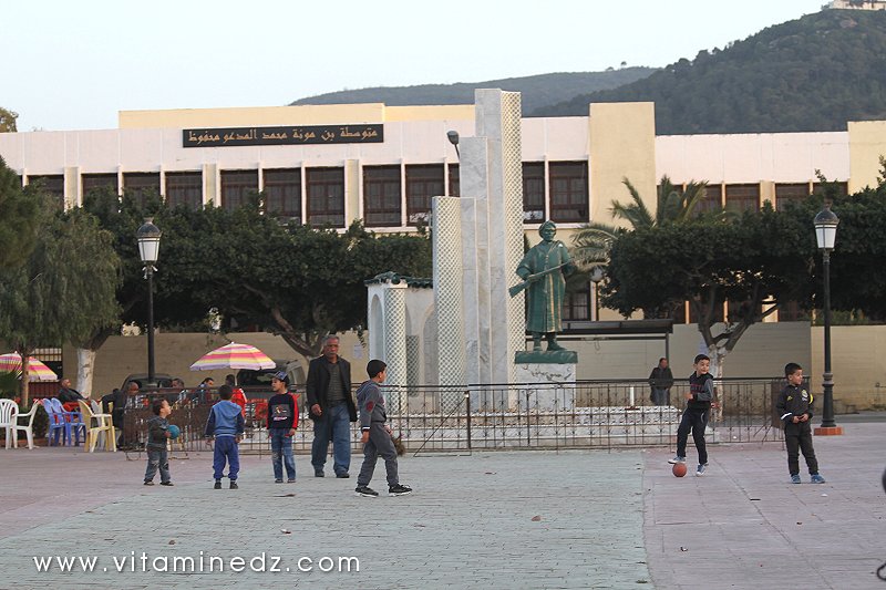 Tenes (W. Chlef) Place des martyrs et CEM Benmouna Med