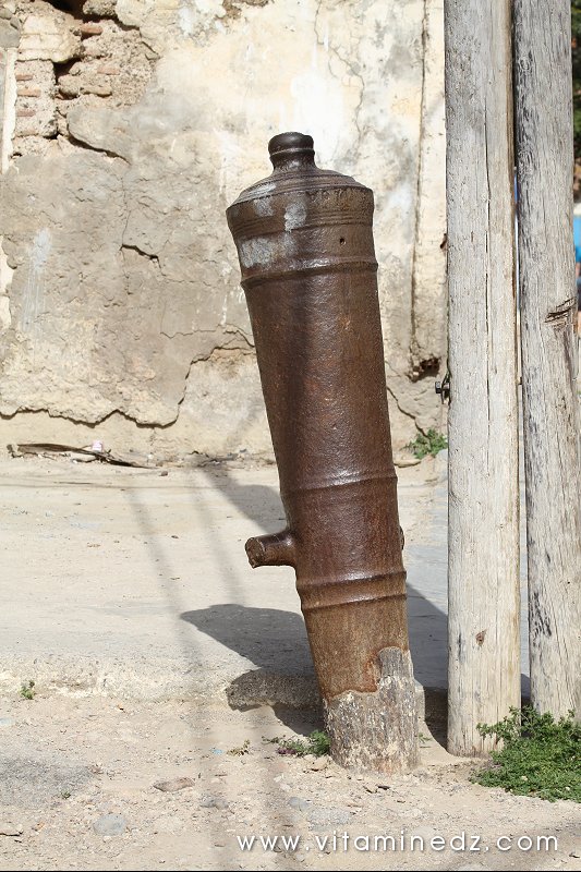 Canon ottoman à l'entrée de Tenes Lahdar, (Vieux Tenes)