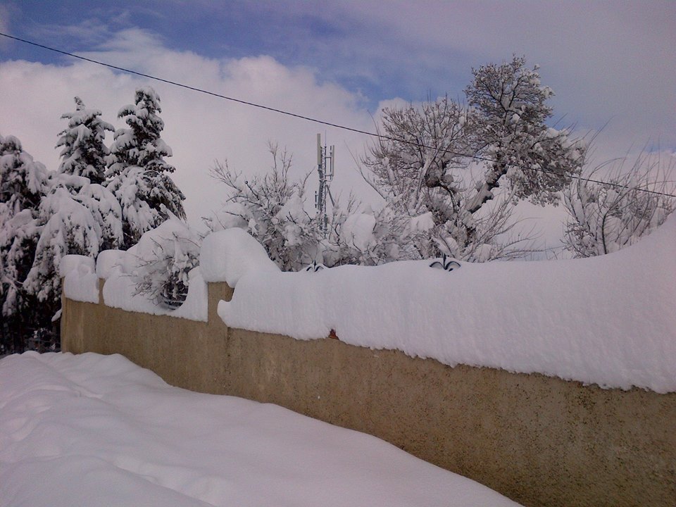 Le village sous la neige - la mur d'un des 3 cimetières du village