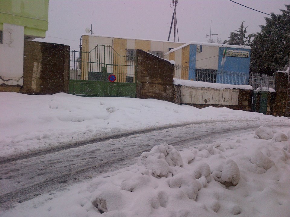 Le village sous la neige - La poste, la mairie et la polyclinique