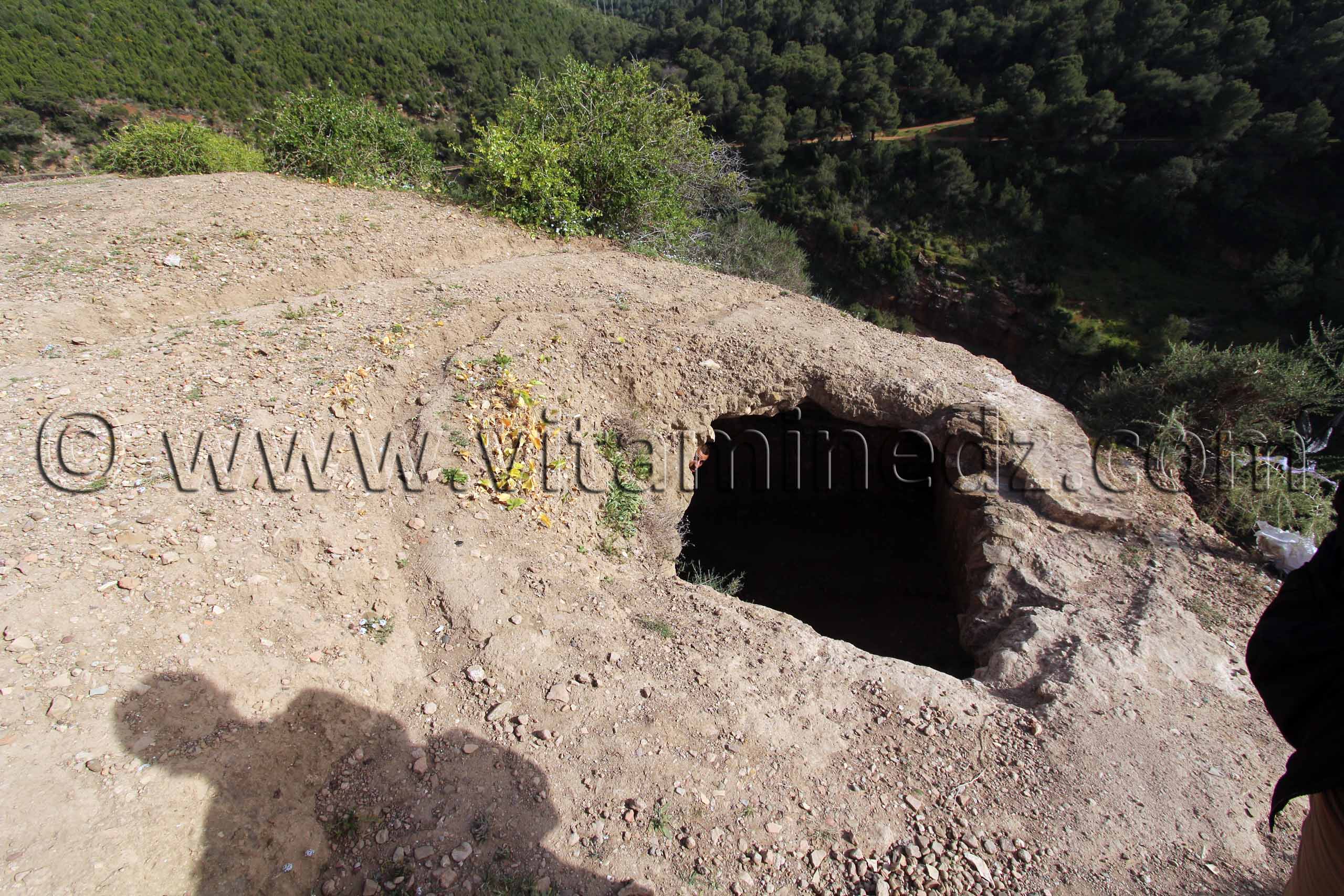 Hauteurs du vieux Tenes (W. Chlef), citerne ancienne enfuie sous terre