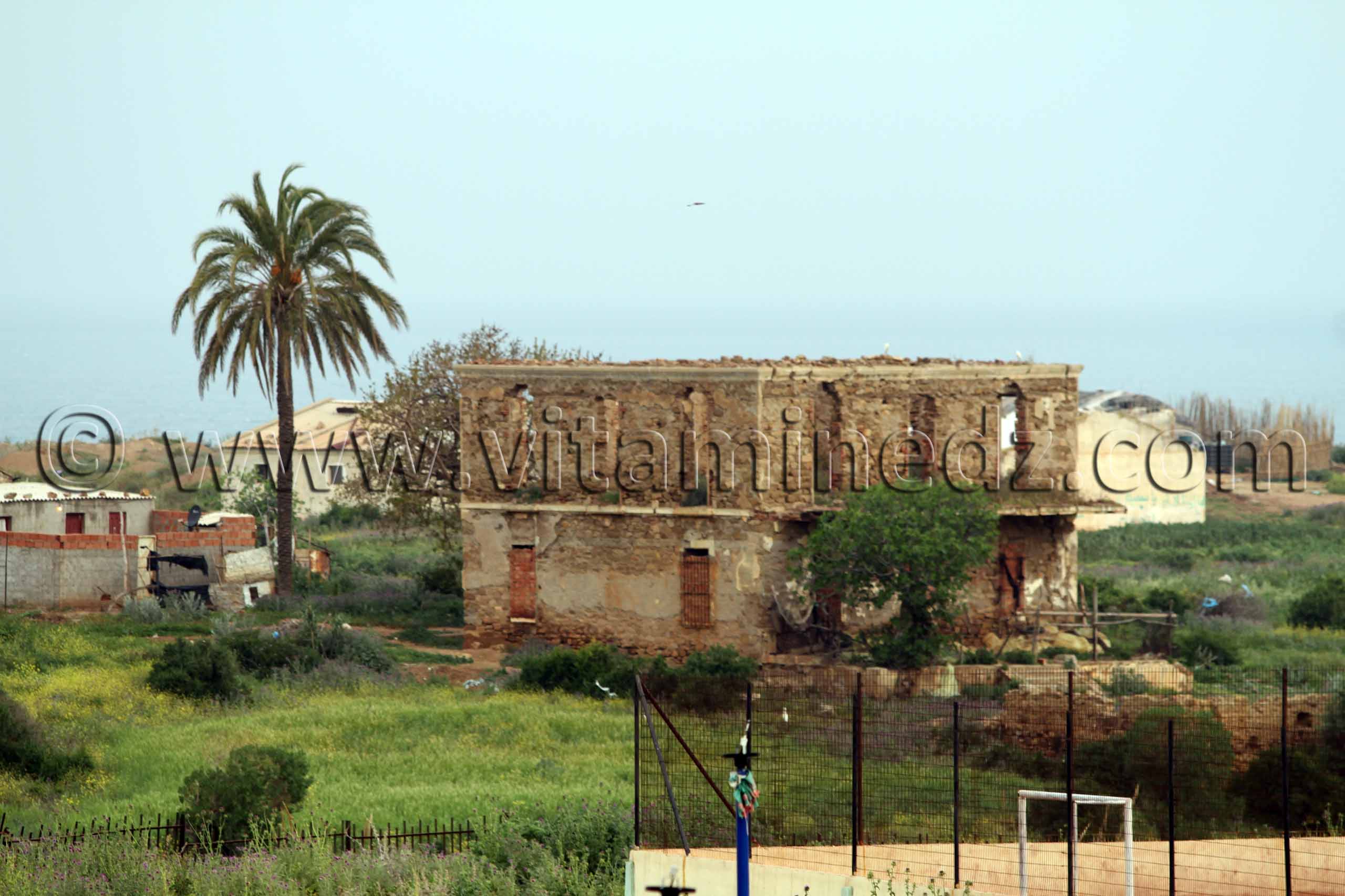 Batisse coloniale à la sortie ouest de Tenes (W. Chlef)