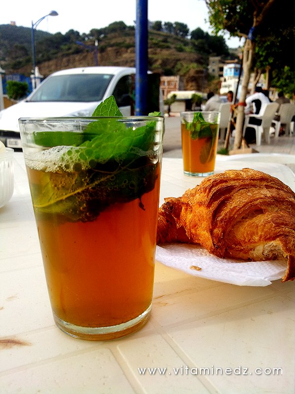 Thé à la menthe dans un café de Honaïne