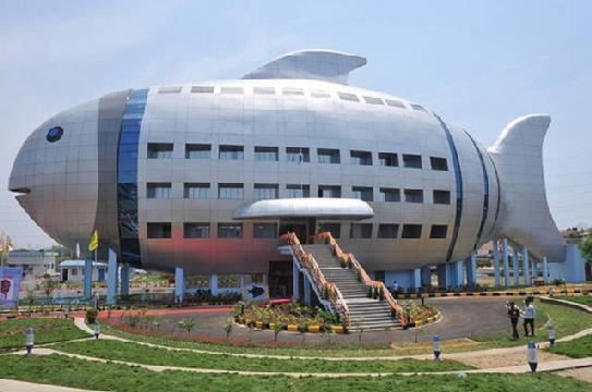 Architecture sous forme d'un poisson.