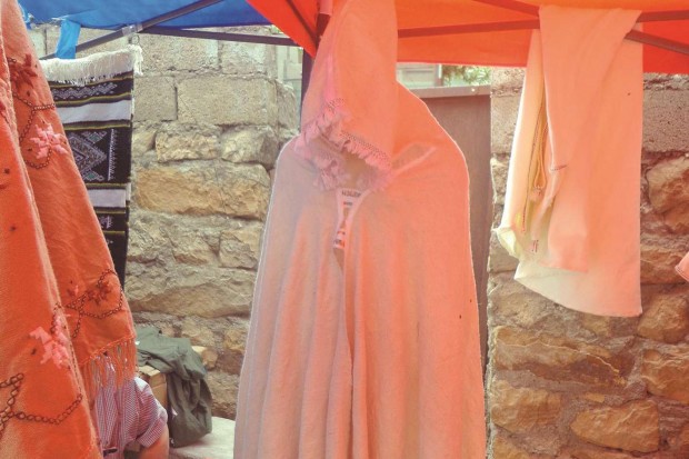 LA FÊTE DU BURNOUS À BOUZEGUÈNE:  Symbole de l’honneur et de la bravoure