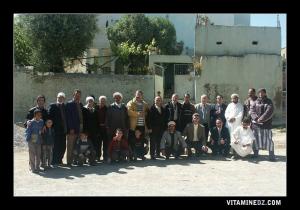 Mr Baghli avec les participants a la commémoration de la mort de Sidi Boumediene à Ain Takbalet