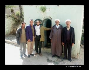 Habitants de Ain Takbalet devant la goubba de Sidi Boumediène