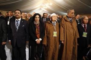 Les membres du Front national de libération en Algérie (FLN) assistent à l'ouverture de la troisième session du comité central d'Alger